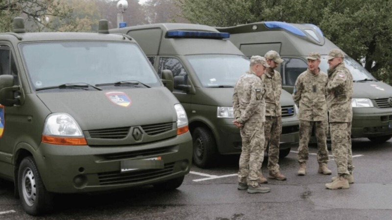 В Киеве двое мобилизованных попытались сбежать из автомобиля ТЦК во время движения, один погиб