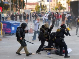 В США вспыхнули масштабные протесты из-за жестких иммиграционных рейдов: Трамп привлек Нацгвардию для их подавления