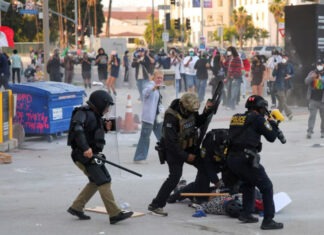 В США вспыхнули масштабные протесты из-за жестких иммиграционных рейдов: Трамп привлек Нацгвардию для их подавления