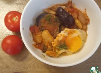 Баклажан с масляными бобами и яйцами