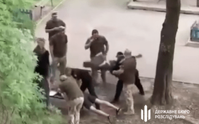 Бросили головой об землю: В Чернигове военные ТЦК и полиция жестко задержали двух гражданских | ВИДЕО