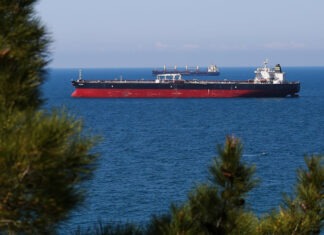 FT проанализировала, кто может стоять за загадочными взрывами на нефтяных танкерах