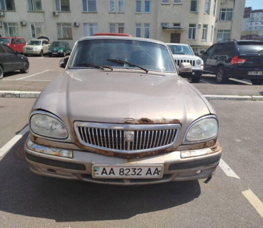 Глава Деснянской РГА Киева предложил передать военным ржавую Волгу