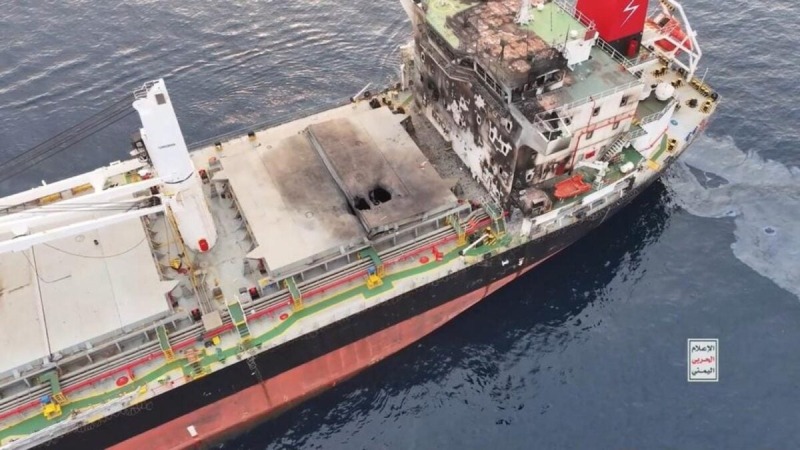 Хуситы демонстративно топят суда в Красном море | ФОТО
