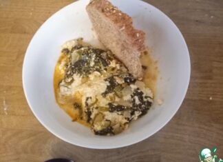 Яйца в шпинатовом креме с семенами