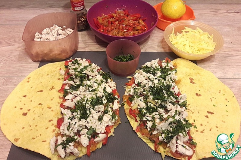 Кесадилья с курицей, овощами, зеленью, сыром
