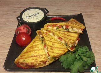 Кесадилья с курицей, овощами, зеленью, сыром