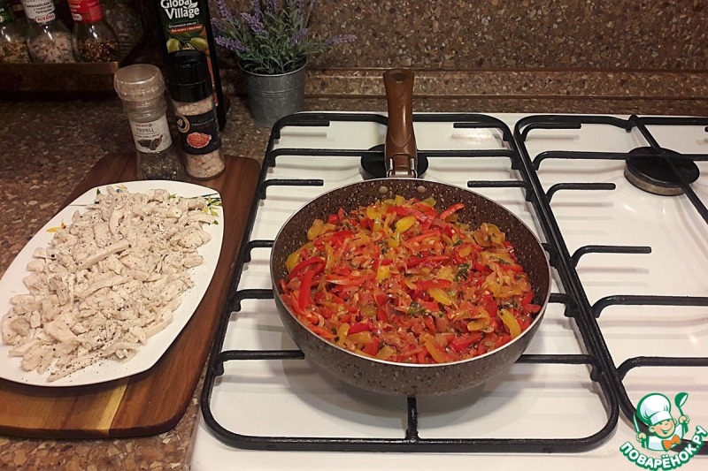 Кесадилья с курицей, овощами, зеленью, сыром