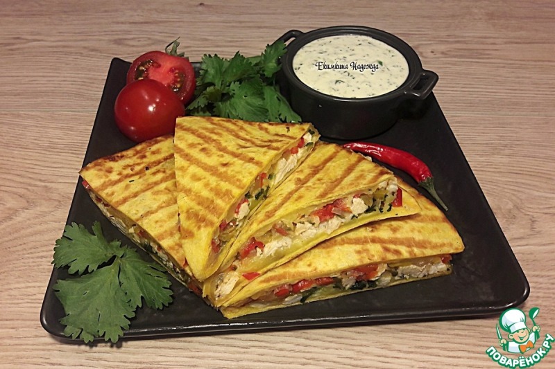 Кесадилья с курицей, овощами, зеленью, сыром