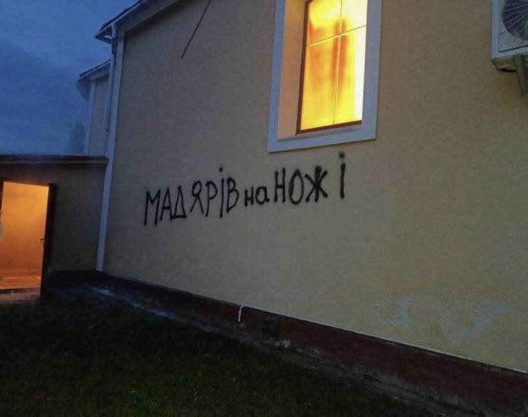 «Мадьяров на ножи»: Орбан заявил о поджоге церкви на Закарпатье