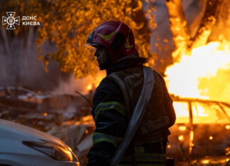 Масштабные пожары, поврежденные дома, грязный воздух: Последствия массированного удара по Киеву
