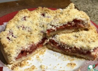 Насыпной пирог с клубникой