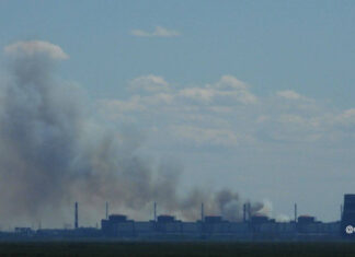 Огромный столб дыма над Запорожской АЭС: В области перебои с электричеством