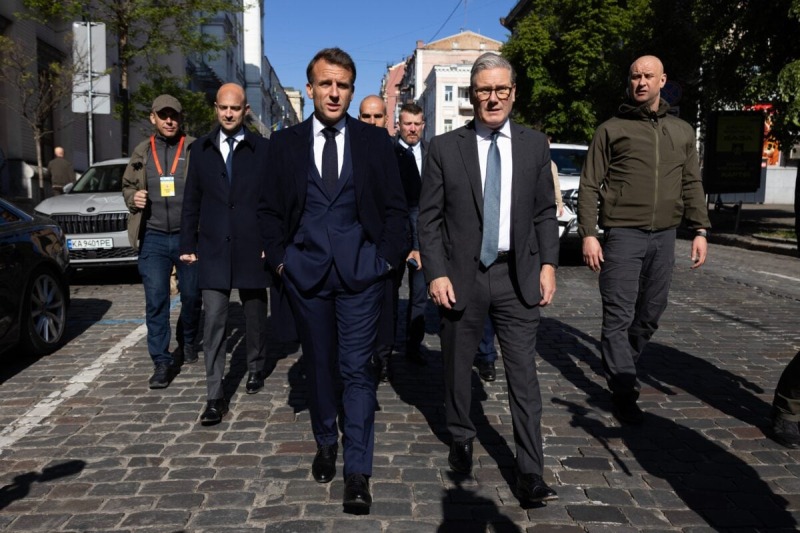 Politico: Макрон и Стармер расходятся во взглядах на помощь Украине