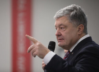 Порошенко пожаловался на санкции и обвинил Зеленского в «авторитаризме»