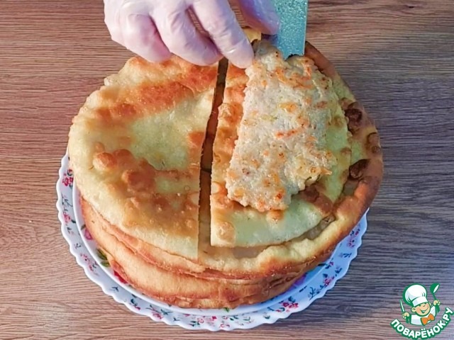 Пузырчатые лепешки с мясной начинкой