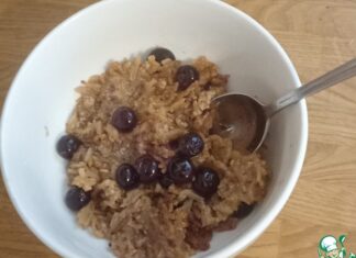 Рисовый пудинг с корицей и черникой