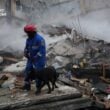 Россия массированно атаковала Киев: ракета разрушила подъезд многоэтажки, есть погибшие | ФОТО | ВИДЕО