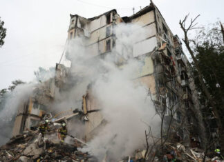 Россия массированно атаковала Киев: ракета разрушила подъезд многоэтажки, есть погибшие | ФОТО | ВИДЕО