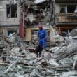 Россия массированно атаковала Киев: ракета разрушила подъезд многоэтажки, есть погибшие | ФОТО | ВИДЕО