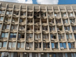 Россияне ударили дроном по центру Сум: Повреждено здание ОГА