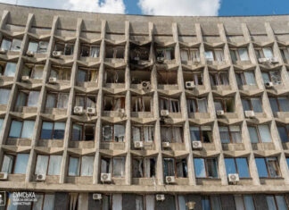 Россияне ударили дроном по центру Сум: Повреждено здание ОГА