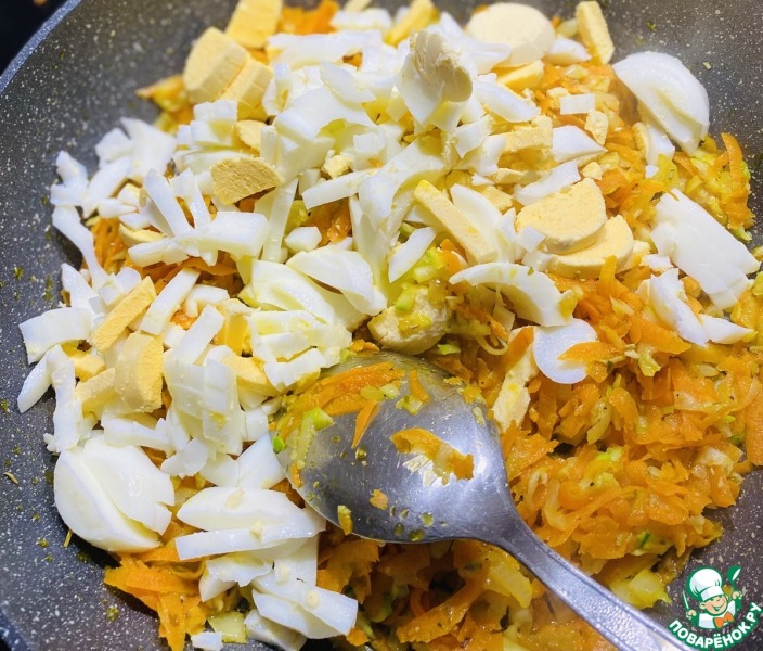Рулет из фарша индейки с овощами и яйцами