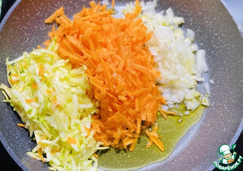 Рулет из фарша индейки с овощами и яйцами