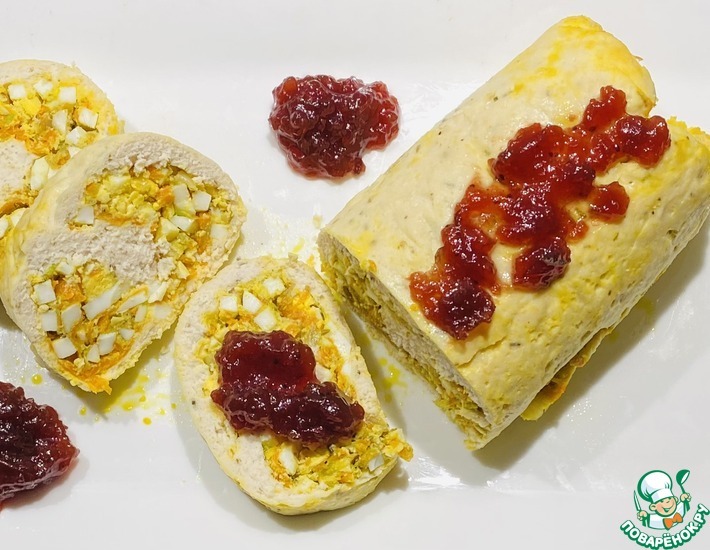 Рулет из фарша индейки с овощами и яйцами