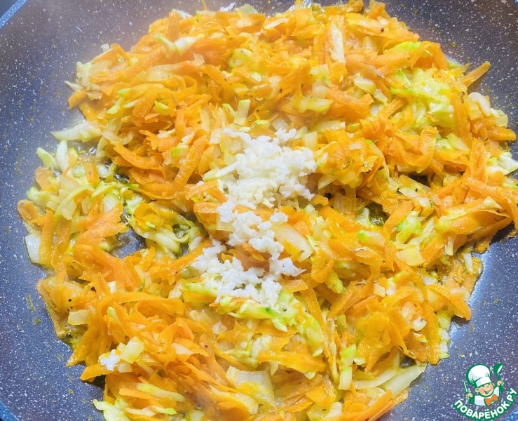Рулет из фарша индейки с овощами и яйцами
