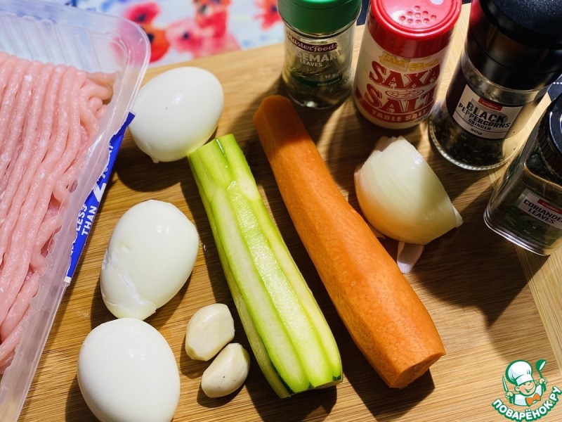 Рулет из фарша индейки с овощами и яйцами