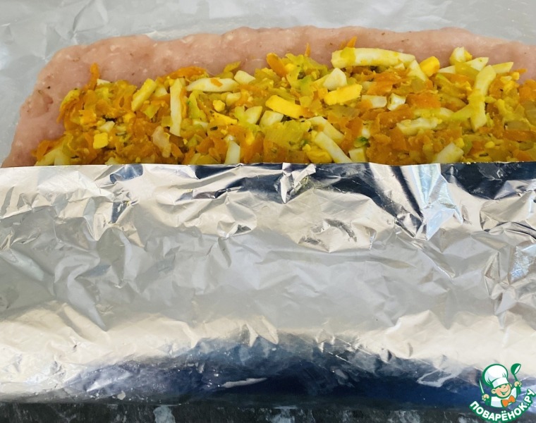 Рулет из фарша индейки с овощами и яйцами