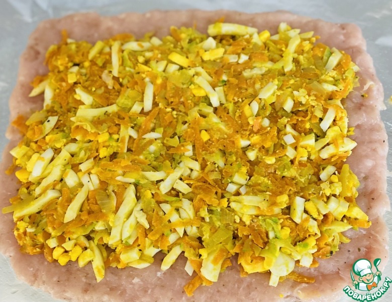 Рулет из фарша индейки с овощами и яйцами