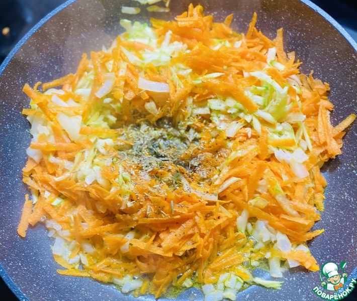 Рулет из фарша индейки с овощами и яйцами