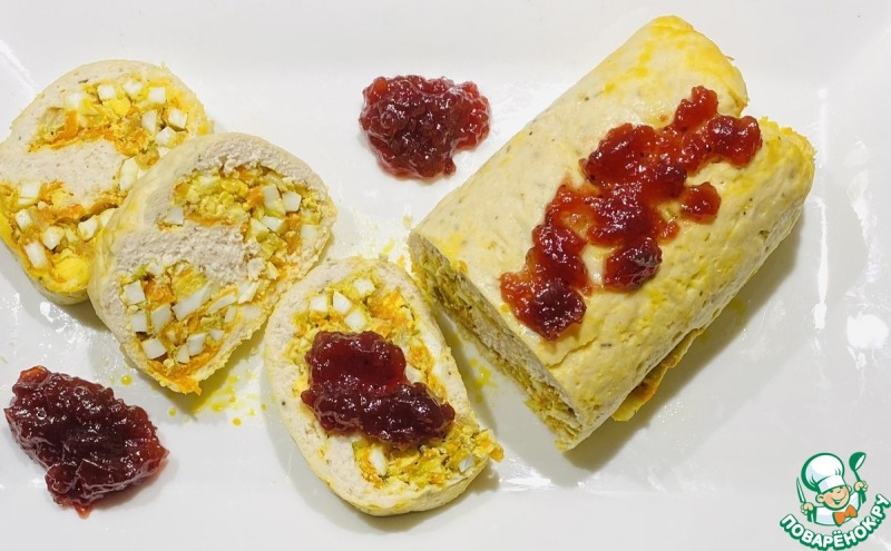 Рулет из фарша индейки с овощами и яйцами