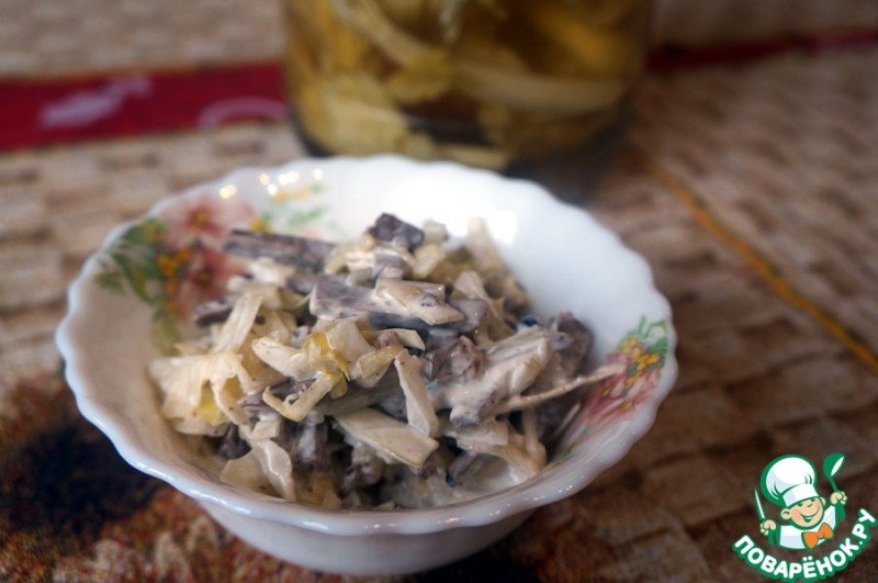 Салат с говяжьим сердцем и маринованными овощами