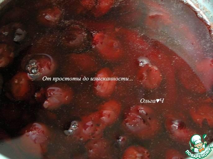 Шоколадный торт с ягодами
