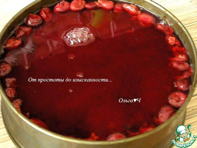 Шоколадный торт с ягодами