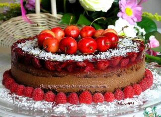 Шоколадный торт с ягодами