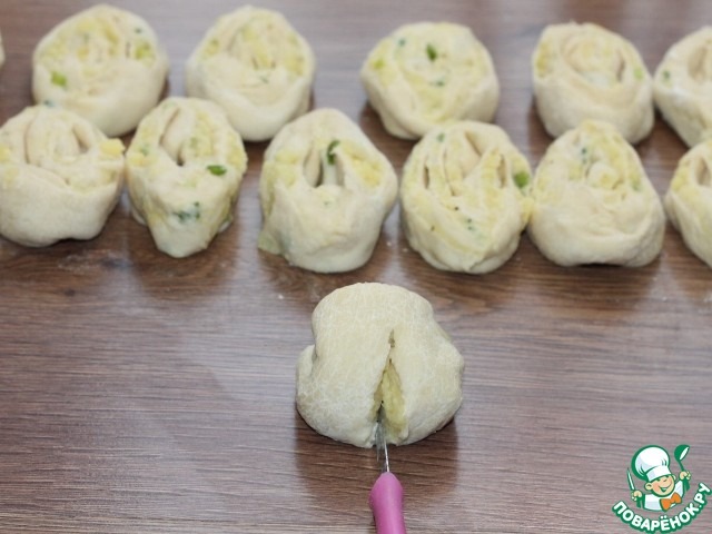 Слоеные пирожки с луком и картошкой