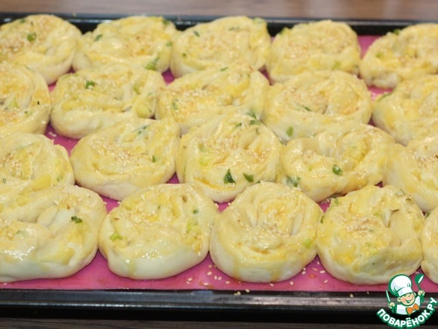 Слоеные пирожки с луком и картошкой