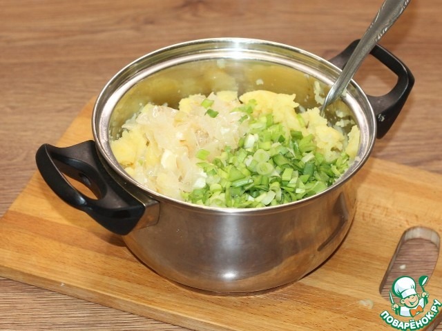 Слоеные пирожки с луком и картошкой