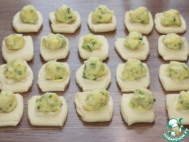 Слоеные пирожки с луком и картошкой