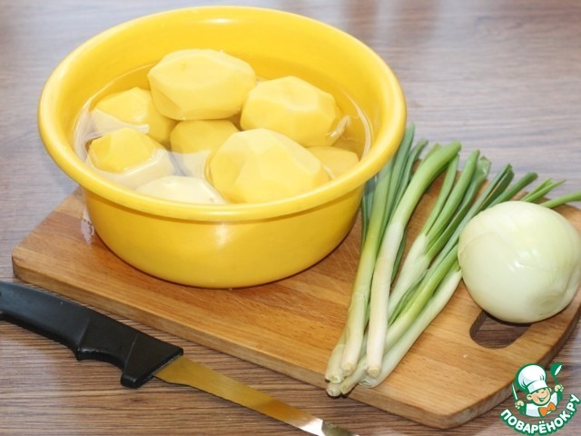 Слоеные пирожки с луком и картошкой