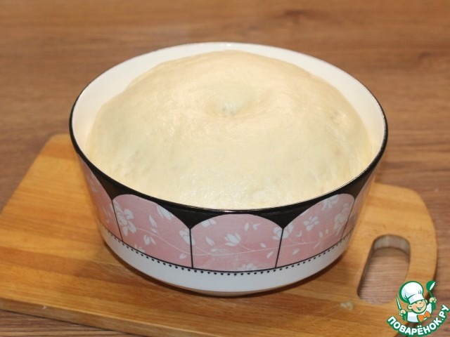 Слоеные пирожки с луком и картошкой