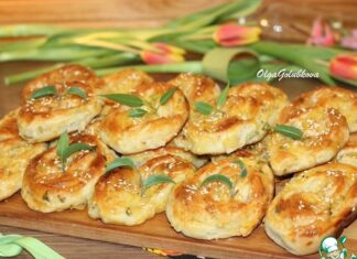 Слоеные пирожки с луком и картошкой