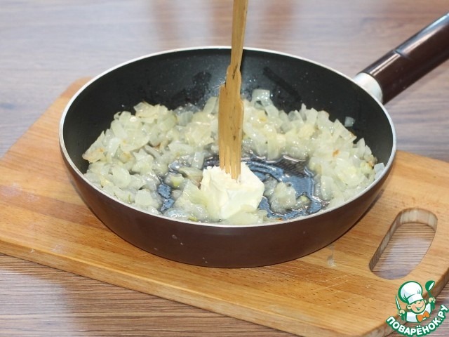 Слоеные пирожки с луком и картошкой
