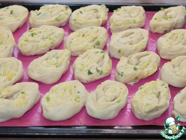 Слоеные пирожки с луком и картошкой