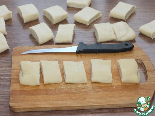 Слоеные пирожки с луком и картошкой