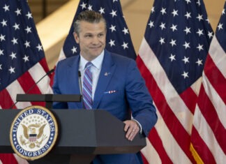 СМИ: Хегсет в одиночку остановил поставки оружия Украине. Угрозы запасам США нет